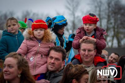 Kinderen genieten volop van de feestelijke aankomst van Sinterklaas op zijn stoomboot, gevolgd door een vrolijke stoet van Pietenboten in de haven van Elburg. - © NWVFoto.nl