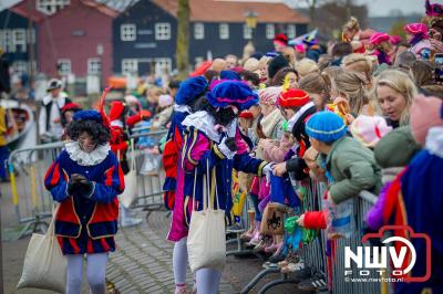 Kinderen genieten volop van de feestelijke aankomst van Sinterklaas op zijn stoomboot, gevolgd door een vrolijke stoet van Pietenboten in de haven van Elburg. - © NWVFoto.nl