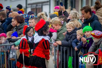 Kinderen genieten volop van de feestelijke aankomst van Sinterklaas op zijn stoomboot, gevolgd door een vrolijke stoet van Pietenboten in de haven van Elburg. - © NWVFoto.nl