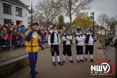 Kinderen genieten volop van de feestelijke aankomst van Sinterklaas op zijn stoomboot, gevolgd door een vrolijke stoet van Pietenboten in de haven van Elburg. - © NWVFoto.nl