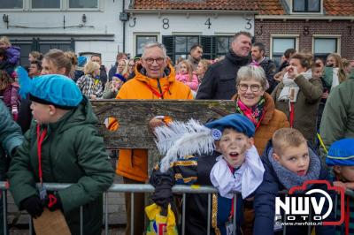 Kinderen genieten volop van de feestelijke aankomst van Sinterklaas op zijn stoomboot, gevolgd door een vrolijke stoet van Pietenboten in de haven van Elburg. - © NWVFoto.nl