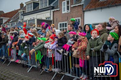 Kinderen genieten volop van de feestelijke aankomst van Sinterklaas op zijn stoomboot, gevolgd door een vrolijke stoet van Pietenboten in de haven van Elburg. - © NWVFoto.nl