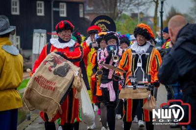 Kinderen genieten volop van de feestelijke aankomst van Sinterklaas op zijn stoomboot, gevolgd door een vrolijke stoet van Pietenboten in de haven van Elburg. - © NWVFoto.nl