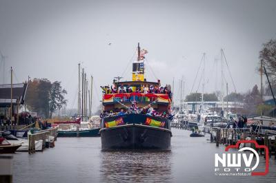 Kinderen genieten volop van de feestelijke aankomst van Sinterklaas op zijn stoomboot, gevolgd door een vrolijke stoet van Pietenboten in de haven van Elburg. - © NWVFoto.nl