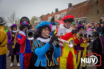 Kinderen genieten volop van de feestelijke aankomst van Sinterklaas op zijn stoomboot, gevolgd door een vrolijke stoet van Pietenboten in de haven van Elburg. - © NWVFoto.nl