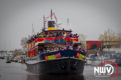 Kinderen genieten volop van de feestelijke aankomst van Sinterklaas op zijn stoomboot, gevolgd door een vrolijke stoet van Pietenboten in de haven van Elburg. - © NWVFoto.nl