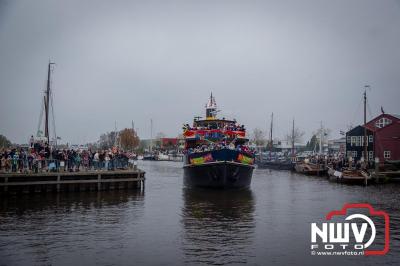 Kinderen genieten volop van de feestelijke aankomst van Sinterklaas op zijn stoomboot, gevolgd door een vrolijke stoet van Pietenboten in de haven van Elburg. - © NWVFoto.nl