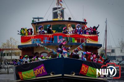 Kinderen genieten volop van de feestelijke aankomst van Sinterklaas op zijn stoomboot, gevolgd door een vrolijke stoet van Pietenboten in de haven van Elburg. - © NWVFoto.nl