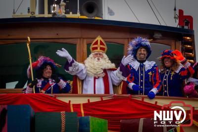 Kinderen genieten volop van de feestelijke aankomst van Sinterklaas op zijn stoomboot, gevolgd door een vrolijke stoet van Pietenboten in de haven van Elburg. - © NWVFoto.nl