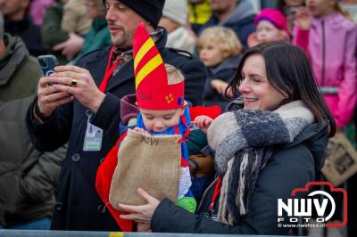 Kinderen genieten volop van de feestelijke aankomst van Sinterklaas op zijn stoomboot, gevolgd door een vrolijke stoet van Pietenboten in de haven van Elburg. - © NWVFoto.nl