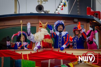 Kinderen genieten volop van de feestelijke aankomst van Sinterklaas op zijn stoomboot, gevolgd door een vrolijke stoet van Pietenboten in de haven van Elburg. - © NWVFoto.nl