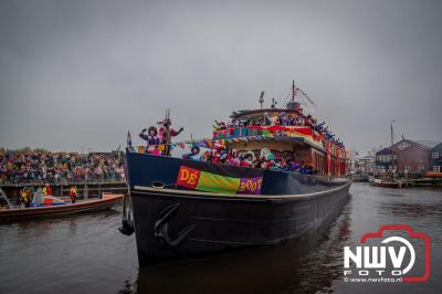 Kinderen genieten volop van de feestelijke aankomst van Sinterklaas op zijn stoomboot, gevolgd door een vrolijke stoet van Pietenboten in de haven van Elburg. - © NWVFoto.nl