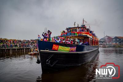 Kinderen genieten volop van de feestelijke aankomst van Sinterklaas op zijn stoomboot, gevolgd door een vrolijke stoet van Pietenboten in de haven van Elburg. - © NWVFoto.nl