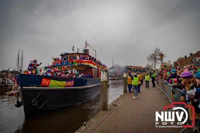 Kinderen genieten volop van de feestelijke aankomst van Sinterklaas op zijn stoomboot, gevolgd door een vrolijke stoet van Pietenboten in de haven van Elburg. - © NWVFoto.nl