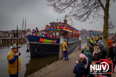 Kinderen genieten volop van de feestelijke aankomst van Sinterklaas op zijn stoomboot, gevolgd door een vrolijke stoet van Pietenboten in de haven van Elburg. - © NWVFoto.nl