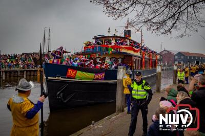 Kinderen genieten volop van de feestelijke aankomst van Sinterklaas op zijn stoomboot, gevolgd door een vrolijke stoet van Pietenboten in de haven van Elburg. - © NWVFoto.nl