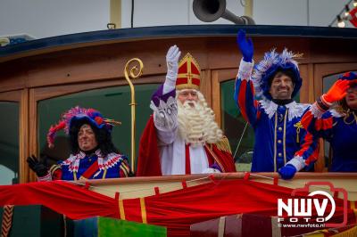 Kinderen genieten volop van de feestelijke aankomst van Sinterklaas op zijn stoomboot, gevolgd door een vrolijke stoet van Pietenboten in de haven van Elburg. - © NWVFoto.nl