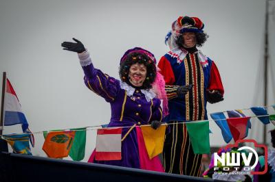 Kinderen genieten volop van de feestelijke aankomst van Sinterklaas op zijn stoomboot, gevolgd door een vrolijke stoet van Pietenboten in de haven van Elburg. - © NWVFoto.nl