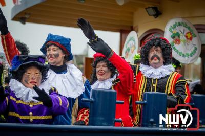 Kinderen genieten volop van de feestelijke aankomst van Sinterklaas op zijn stoomboot, gevolgd door een vrolijke stoet van Pietenboten in de haven van Elburg. - © NWVFoto.nl