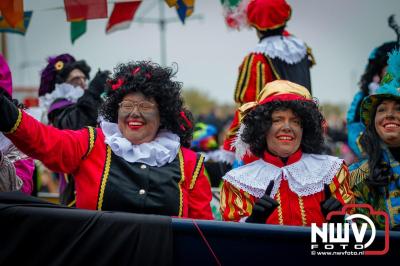 Kinderen genieten volop van de feestelijke aankomst van Sinterklaas op zijn stoomboot, gevolgd door een vrolijke stoet van Pietenboten in de haven van Elburg. - © NWVFoto.nl