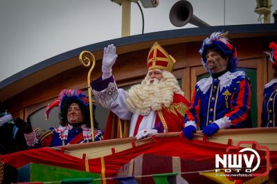 Kinderen genieten volop van de feestelijke aankomst van Sinterklaas op zijn stoomboot, gevolgd door een vrolijke stoet van Pietenboten in de haven van Elburg. - © NWVFoto.nl