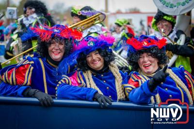 Kinderen genieten volop van de feestelijke aankomst van Sinterklaas op zijn stoomboot, gevolgd door een vrolijke stoet van Pietenboten in de haven van Elburg. - © NWVFoto.nl