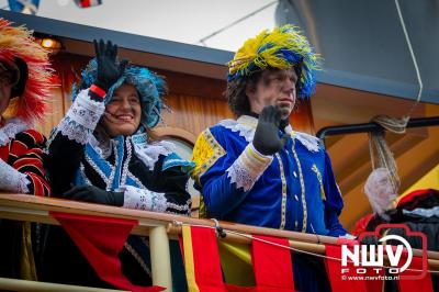 Kinderen genieten volop van de feestelijke aankomst van Sinterklaas op zijn stoomboot, gevolgd door een vrolijke stoet van Pietenboten in de haven van Elburg. - © NWVFoto.nl