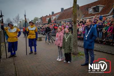 Kinderen genieten volop van de feestelijke aankomst van Sinterklaas op zijn stoomboot, gevolgd door een vrolijke stoet van Pietenboten in de haven van Elburg. - © NWVFoto.nl