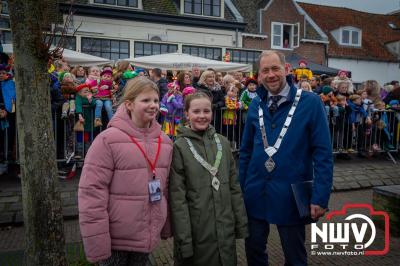 Kinderen genieten volop van de feestelijke aankomst van Sinterklaas op zijn stoomboot, gevolgd door een vrolijke stoet van Pietenboten in de haven van Elburg. - © NWVFoto.nl