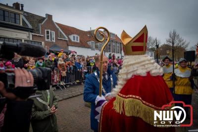 Kinderen genieten volop van de feestelijke aankomst van Sinterklaas op zijn stoomboot, gevolgd door een vrolijke stoet van Pietenboten in de haven van Elburg. - © NWVFoto.nl