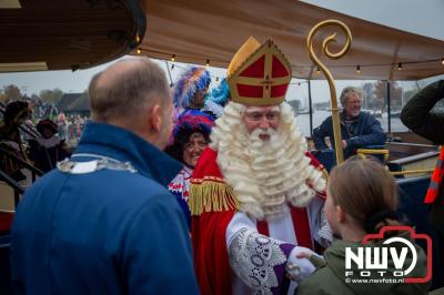 Kinderen genieten volop van de feestelijke aankomst van Sinterklaas op zijn stoomboot, gevolgd door een vrolijke stoet van Pietenboten in de haven van Elburg. - © NWVFoto.nl