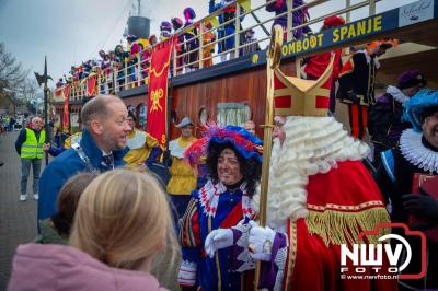 Kinderen genieten volop van de feestelijke aankomst van Sinterklaas op zijn stoomboot, gevolgd door een vrolijke stoet van Pietenboten in de haven van Elburg. - © NWVFoto.nl