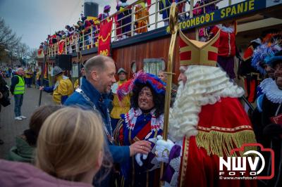 Kinderen genieten volop van de feestelijke aankomst van Sinterklaas op zijn stoomboot, gevolgd door een vrolijke stoet van Pietenboten in de haven van Elburg. - © NWVFoto.nl