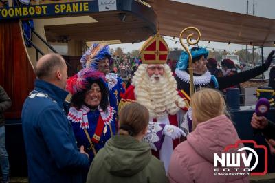 Kinderen genieten volop van de feestelijke aankomst van Sinterklaas op zijn stoomboot, gevolgd door een vrolijke stoet van Pietenboten in de haven van Elburg. - © NWVFoto.nl