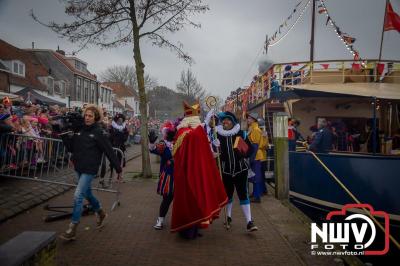 Kinderen genieten volop van de feestelijke aankomst van Sinterklaas op zijn stoomboot, gevolgd door een vrolijke stoet van Pietenboten in de haven van Elburg. - © NWVFoto.nl