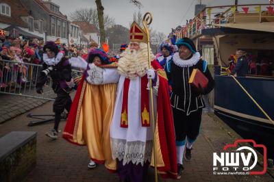 Kinderen genieten volop van de feestelijke aankomst van Sinterklaas op zijn stoomboot, gevolgd door een vrolijke stoet van Pietenboten in de haven van Elburg. - © NWVFoto.nl