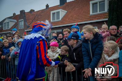 Kinderen genieten volop van de feestelijke aankomst van Sinterklaas op zijn stoomboot, gevolgd door een vrolijke stoet van Pietenboten in de haven van Elburg. - © NWVFoto.nl