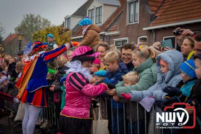 Kinderen genieten volop van de feestelijke aankomst van Sinterklaas op zijn stoomboot, gevolgd door een vrolijke stoet van Pietenboten in de haven van Elburg. - © NWVFoto.nl