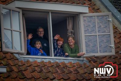 Kinderen genieten volop van de feestelijke aankomst van Sinterklaas op zijn stoomboot, gevolgd door een vrolijke stoet van Pietenboten in de haven van Elburg. - © NWVFoto.nl