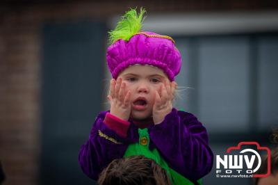 Kinderen genieten volop van de feestelijke aankomst van Sinterklaas op zijn stoomboot, gevolgd door een vrolijke stoet van Pietenboten in de haven van Elburg. - © NWVFoto.nl