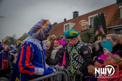 Kinderen genieten volop van de feestelijke aankomst van Sinterklaas op zijn stoomboot, gevolgd door een vrolijke stoet van Pietenboten in de haven van Elburg. - © NWVFoto.nl