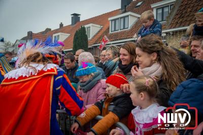 Kinderen genieten volop van de feestelijke aankomst van Sinterklaas op zijn stoomboot, gevolgd door een vrolijke stoet van Pietenboten in de haven van Elburg. - © NWVFoto.nl