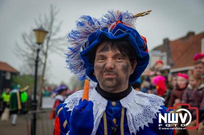 Kinderen genieten volop van de feestelijke aankomst van Sinterklaas op zijn stoomboot, gevolgd door een vrolijke stoet van Pietenboten in de haven van Elburg. - © NWVFoto.nl