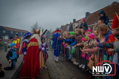 Kinderen genieten volop van de feestelijke aankomst van Sinterklaas op zijn stoomboot, gevolgd door een vrolijke stoet van Pietenboten in de haven van Elburg. - © NWVFoto.nl