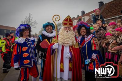 Kinderen genieten volop van de feestelijke aankomst van Sinterklaas op zijn stoomboot, gevolgd door een vrolijke stoet van Pietenboten in de haven van Elburg. - © NWVFoto.nl