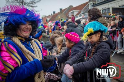 Kinderen genieten volop van de feestelijke aankomst van Sinterklaas op zijn stoomboot, gevolgd door een vrolijke stoet van Pietenboten in de haven van Elburg. - © NWVFoto.nl