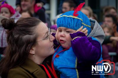 Kinderen genieten volop van de feestelijke aankomst van Sinterklaas op zijn stoomboot, gevolgd door een vrolijke stoet van Pietenboten in de haven van Elburg. - © NWVFoto.nl