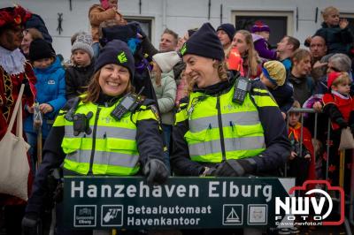 Kinderen genieten volop van de feestelijke aankomst van Sinterklaas op zijn stoomboot, gevolgd door een vrolijke stoet van Pietenboten in de haven van Elburg. - © NWVFoto.nl