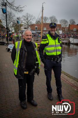 Kinderen genieten volop van de feestelijke aankomst van Sinterklaas op zijn stoomboot, gevolgd door een vrolijke stoet van Pietenboten in de haven van Elburg. - © NWVFoto.nl