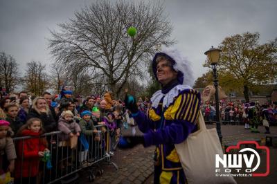 Kinderen genieten volop van de feestelijke aankomst van Sinterklaas op zijn stoomboot, gevolgd door een vrolijke stoet van Pietenboten in de haven van Elburg. - © NWVFoto.nl